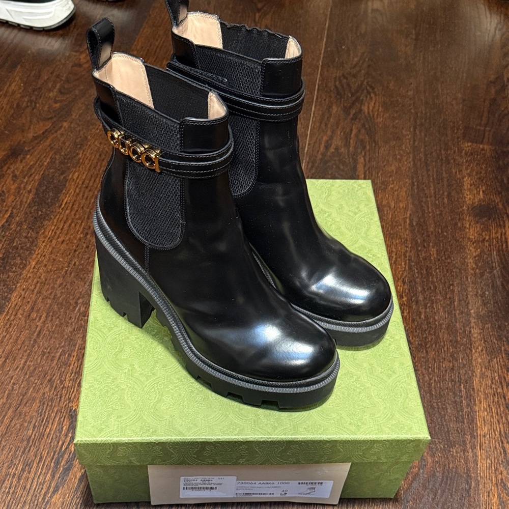 Gucci Chelsea Boots - Practically Brand NEW worn once - Size 40